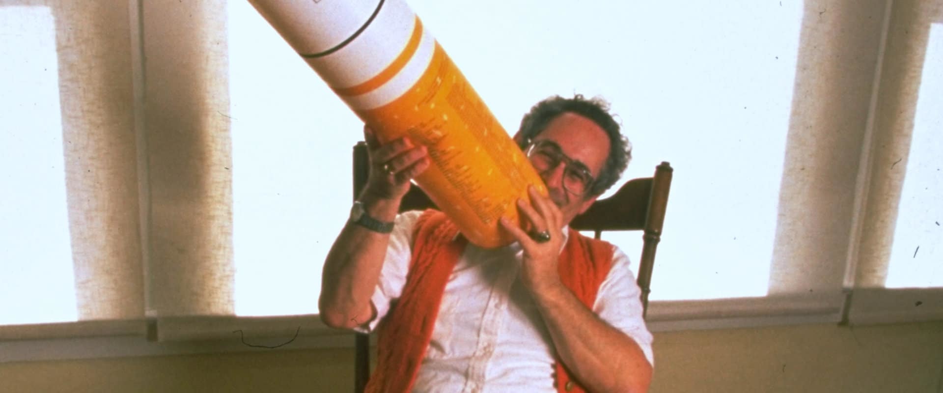 Who are some of the experts and activists interviewed by ISMOKE?